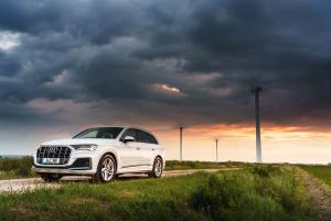 Audi Q7 55 TFSI e Quattro S-Line 2020 года  (UK)